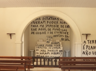 Capela é invadida e vandalizada com frases terraplanistas