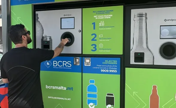 Máquinas de venda reversa com sistema de reembolso incentiva população a reciclar