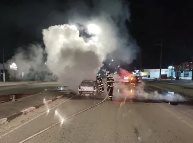 Carro pega fogo e fica destruído em Caraguatatuba