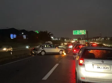 Acidente causa lentidão na Via Dutra no trecho de São José