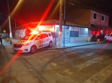 Homem é morto com ao menos 12 tiros em um bar de Pinda