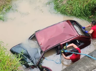 Mulher morre após cair com carro em córrego às margens da Dutra