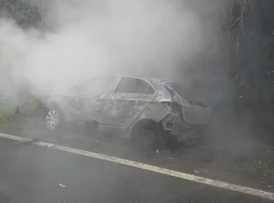 Carro é incendiado após ataque a banco em Paraibuna