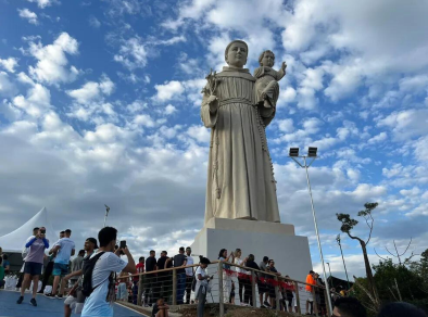 Nova estátua de 20 metros de Santo Antônio é inaugurada em Caraguá