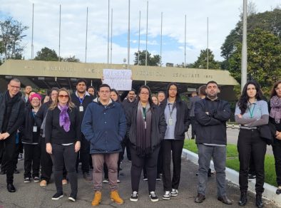 Trabalhadores com salário atrasado protestam em frente ao INPE