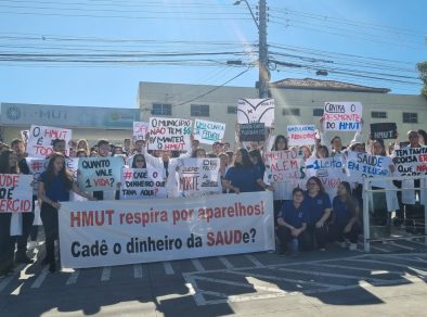 Estudantes de Medicina fazem protesto contra falta de pagamentos no Hospital Municipal Universitário de Taubaté