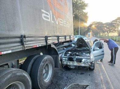 Carro bate em caminhão parado na Dutra e casal fica ferido