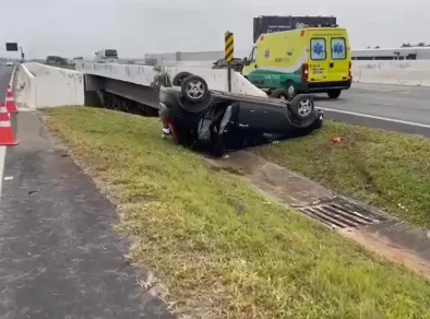 Mulher fica feria após capotar carro em Rodovia em Taubaté