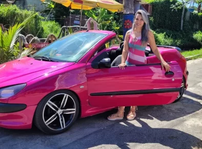 Marido transforma carro em conversível da Barbie e realiza sonho da esposa