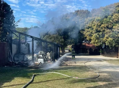 Bar tem depósito de bebidas destruído por incêndio