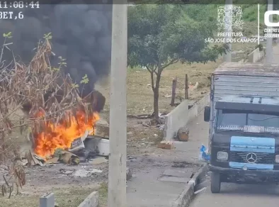 Homem é multado em R$ 32 mil por jogar entulho em terreno público em São José