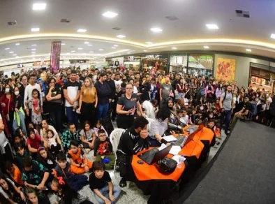 Shopping Jardim Oriente recebe Carol Valença, dubladora do Luffy
