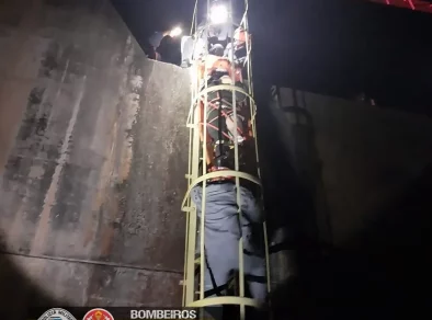 Homem é resgatado pelo Corpo de Bombeiros após cair em poço de 15 metros