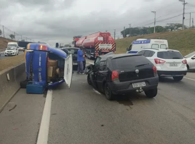 Acidente na via Dutra envolvendo cinco veículos deixa dois feridos