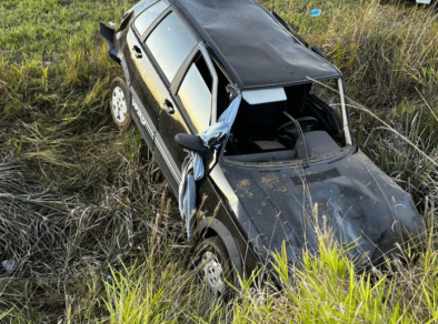 Homem morre após capotar o carro e ser arremessado do veículo