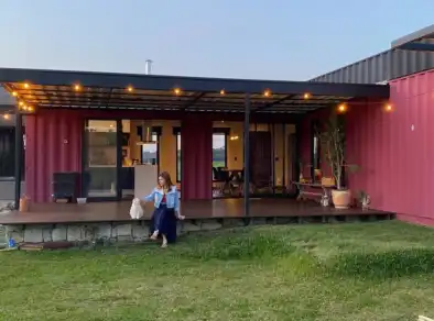 Entre pra morar: Moradora de Caçapava constrói casa container e cria canal no Youtube