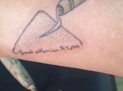 Amor tatuado na pele: Filha faz tatuagem em homenagem ao pai que era pedreiro