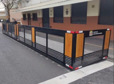 Começam a ser instalados parklets para expansão das áreas de bares e restaurantes