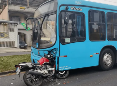 Motociclista bate de frente com ônibus na Zona Norte de São José