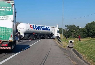 Carreta bloqueia Via Dutra após colisão com grade de proteção