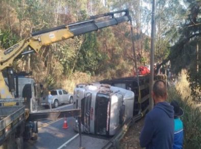 Caminhão com gado tomba em rodovia de São Sebastião