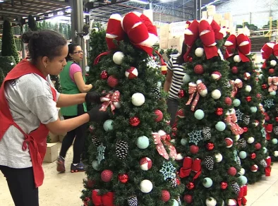 Fábrica de produtos natalinos em Jacareí abre vagas de emprego temporárias