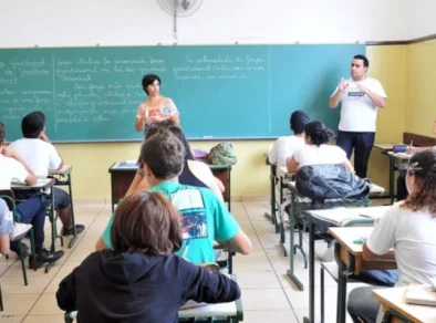 Deputados aprovam educação financeira como disciplina escolar