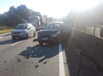 Colisão entre três carros causa lentidão na Via Dutra, em Taubaté