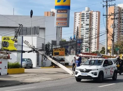 Colisão contra poste deixa moradores de Taubaté sem energia por tempo indeterminado