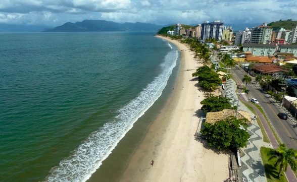 Homem morre após se afogar na praia Martim de Sá, em Caraguatatuba