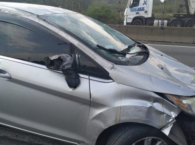 Carro em alta velocidade capota e atinge outros quatro veículos na Via Dutra