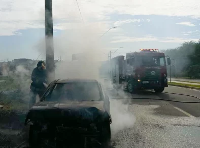 Veículo entra em chamas e homem fica ferido na Zona Leste de São José