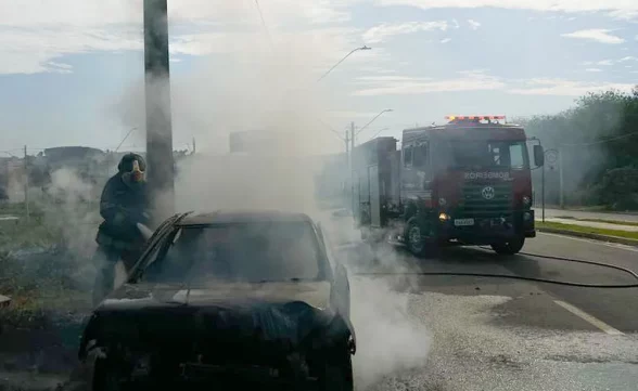 Veículo entra em chamas e homem fica ferido na Zona Leste de São José