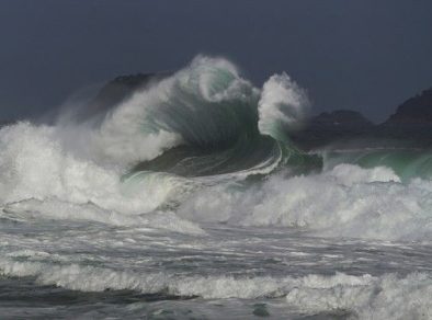 Marinha emite alerta para ondas de até 3 metros de altura no Litoral Norte