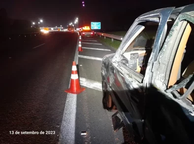 Homem morre após ser atropelado por caminhão enquanto abastecia carro em Atibaia