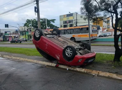 Mulher de 45 anos fica ferida após capotar carro na Zona Leste