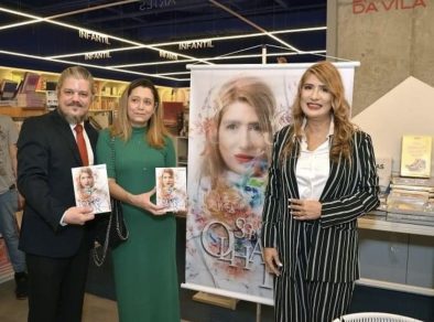 Noite de autógrafos da poetisa Jo Ribeiro na Livraria da Vila no Shopping Iguatemi JK