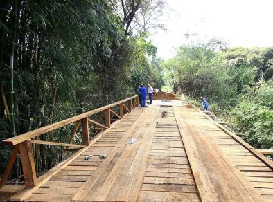 Prefeitura vai reconstruir ponte de madeira no Urbanova