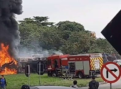 Carreta pega fogo após acidente na Via Dutra em Taubaté