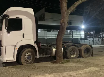 Três caminhões são recuperados após ação em desmanche na Zona Norte