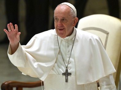 Papa Francisco sugere que casais homoafetivos possam ganhar a bênção