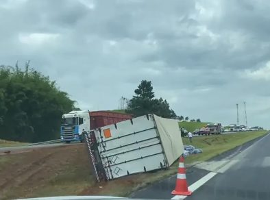 Caminhão colide com carro, tomba, e deixa dois feridos na Carvalho Pinto