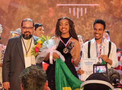 Taubateana Sara Braz conquista o terceiro lugar no Mundial de Karaokê cantando com Filipe Anacleto