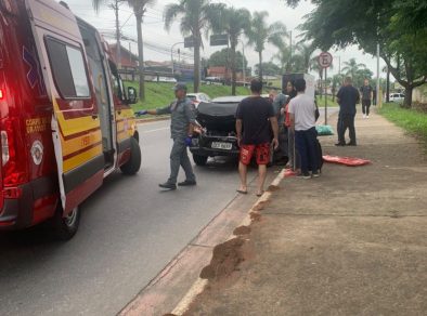 Três crianças ficam feridas em acidente envolvendo carro e caminhão