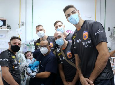 Farma Conde Vôlei visita pediatria de hospital em São José