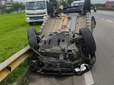 Motorista fica gravemente ferido após cochilar e capotar carro na Dutra, em São José