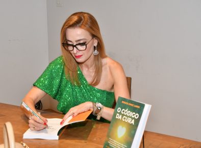 Noite de lançamento do livro “O Código da Cura”, de Renata Diniz Lamin