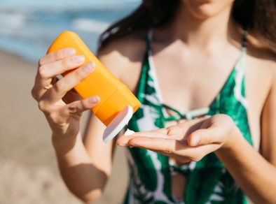 Cuidados com a pele no verão: qual a forma correta de usar o protetor solar?