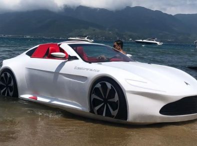 “Carro de luxo” que anda sob as águas: Atração chegou há 1 semana em Ilhabela