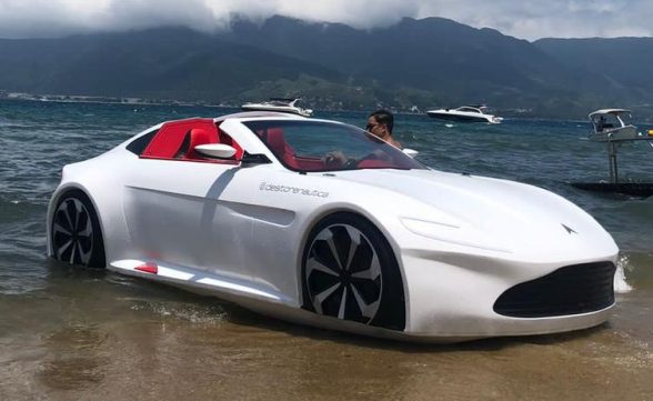 “Carro de luxo” que anda sob as águas: Atração chegou há 1 semana em Ilhabela